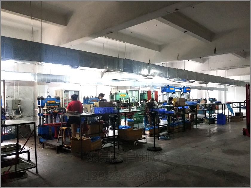 樟木頭吸盤廠車間降溫工程,環(huán)?？照{(diào),車間降溫,大型空調(diào),廠房降溫,潤(rùn)東方環(huán)?？照{(diào)
